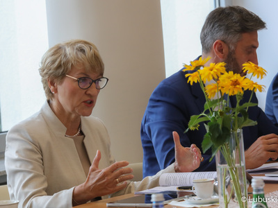 Lubuski Zespół Parlamentarny zapoznał się z metodologią podziału przez Ministra Funduszy i Polityki Regionalnej pieniędzy Unii Europejskiej pomiędzy regionami. Na zdjęciu marszałek Elżbieta Anna Polak oraz poseł Waldemar Sługocki. 