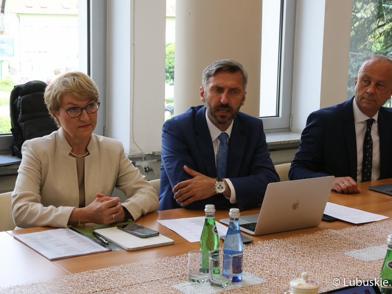 Lubuski Zespół Parlamentarny zapoznał się z metodologią podziału przez Ministra Funduszy i Polityki Regionalnej pieniędzy Unii Europejskiej pomiędzy regionami. Na zdjęciu marszałek Elżbieta Anna Polak, poseł Waldemar Sługocki oraz członek zarządu woj. lubuskiego, Marcin Jabłoński.