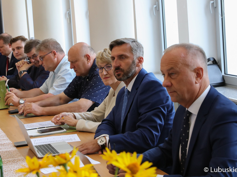 W piątek (16 lipca) Lubuski Zespół Parlamentarny zapoznał się z metodologią podziału przez Ministra Funduszy i Polityki Regionalnej pieniędzy Unii Europejskiej pomiędzy regionami. W spotkaniu udział wzięli lubuscy parlamentarzyści, samorządowcy i przedsiębiorcy, m.in.: Waldemar Sługocki, Krystyna Sibińska, Bogusław Wontor, Katarzyna Osos, Anita Kucharska-Dziedzic, Jerzy Materna, Wadim Tyszkiewicz, Marcin Jabłoński, Janusz Jasinski, Krystian Kamiński, Jerzy Korolewicz, Wacław Maciuszonek