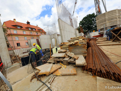 Modernizacja i rozbudowa Lubuskiego Teatru w Zielonej Górze. We wtorek (20 lipca) inwestycję odwiedził wicemarszałek Łukasz Porycki. 