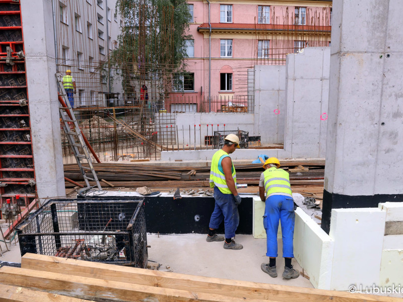 Modernizacja i rozbudowa Lubuskiego Teatru w Zielonej Górze. We wtorek (20 lipca) inwestycję odwiedził wicemarszałek Łukasz Porycki.