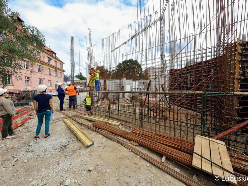Modernizacja i rozbudowa Lubuskiego Teatru w Zielonej Górze. We wtorek (20 lipca) inwestycję odwiedził wicemarszałek Łukasz Porycki.