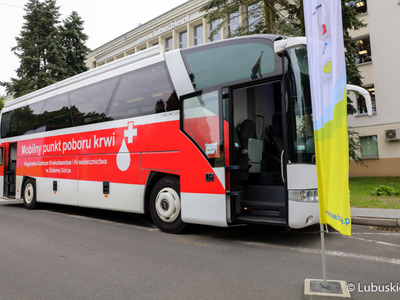 Krwiobus przed urzędem marszałkowskim w Zielonej Górze