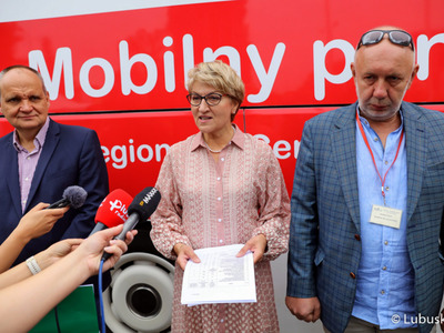 Marszałek Elżbieta Anna Polak, prezes gorzowskiego szpitala Jerzy Ostrouch, dr Antoni Ciach ze Szpitala Uniwersyteckiego w Zielonej Górze podczas konferencji prasowej przed urzędem marszałkowskim