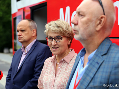 Marszałek Elżbieta Anna Polak, prezes gorzowskiego szpitala Jerzy Ostrouch, dr Antoni Ciach ze Szpitala Uniwersyteckiego w Zielonej Górze podczas konferencji prasowej przed urzędem marszałkowskim