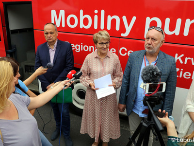 Marszałek Elżbieta Anna Polak, prezes gorzowskiego szpitala Jerzy Ostrouch, dr Antoni Ciach ze Szpitala Uniwersyteckiego w Zielonej Górze podczas konferencji prasowej przed urzędem marszałkowskim