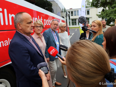 Marszałek Elżbieta Anna Polak, prezes gorzowskiego szpitala Jerzy Ostrouch, dr Antoni Ciach ze Szpitala Uniwersyteckiego w Zielonej Górze oraz dyr Regionalnego Centrum  Krwiodawstwa i Krwiolecznictwa w Zielonej Górze Monika Fabisz – Kołodzińska podczas konferencji prasowej przed urzędem marszałkowskim