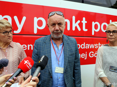Marszałek Elżbieta Anna Polak, dr Antoni Ciach ze Szpitala Uniwersyteckiego w Zielonej Górze oraz dyr Regionalnego Centrum  Krwiodawstwa i Krwiolecznictwa w Zielonej Górze Monika Fabisz – Kołodzińska podczas konferencji prasowej przed urzędem marszałkowskim
