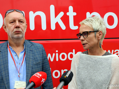 Dr Antoni Ciach ze Szpitala Uniwersyteckiego w Zielonej Górze oraz dyr Regionalnego Centrum  Krwiodawstwa i Krwiolecznictwa w Zielonej Górze Monika Fabisz – Kołodzińska podczas konferencji prasowej przed urzędem marszałkowskim