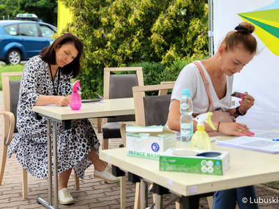 Zbiórka krwi w krwiobusie przed urzędem marszałkowskim w Zielonej Górze