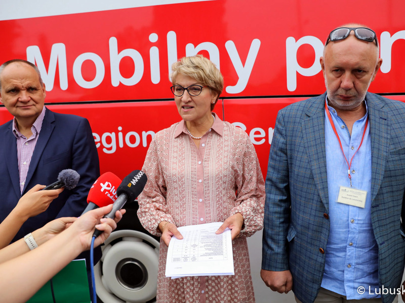 Marszałek Elżbieta Anna Polak, prezes gorzowskiego szpitala Jerzy Ostrouch, dr Antoni Ciach ze Szpitala Uniwersyteckiego w Zielonej Górze podczas konferencji prasowej przed urzędem marszałkowskim
