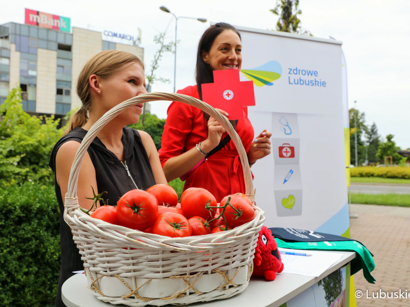 Każdy, kto oddał krew, otrzymał od stacji krwiodawstwa paczkę energetyczną (tzw. ekwiwalent kaloryczny) – 10 czekolad, słodki napój oraz specjalny prezent od marszałkowskiej ekipy – pomidory – cenne źródło potasu i witamin!
