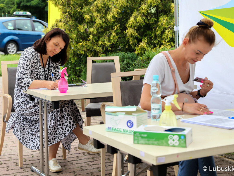 Zbiórka krwi w krwiobusie przed urzędem marszałkowskim w Zielonej Górze
