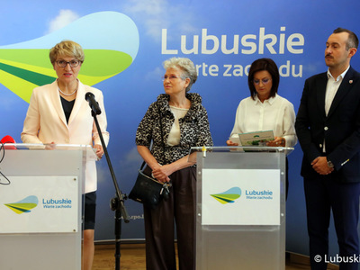 Elżbieta Anna Polak – Marszałek Województwa Lubuskiego, Katarzyna Lebiotkowska – prezes Lubuskiego Szpitala Specjalistycznego Pulmonologiczno-Kardiologicznego w Torzymiu, dr Marzenna Plucińska – prezes Okręgowej Izby Lekarskiej w Zielonej Górze,  Tomasz Sielicki – Burmistrz Świebodzina oraz Sebastian Ciemnoczołowski – Radny Województwa Lubuskiego podczas konferencji prasowej dot. rehabilitacji pocovidowej, szczepień przeciw grypie oraz pikników zdrowia organizowanych przez Urząd Marsza