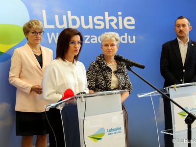 Katarzyna Lebiotkowska (przy mikrofonie) – prezes Lubuskiego Szpitala Specjalistycznego Pulmonologiczno-Kardiologicznego podczas konferencji prasowej dot. rehabilitacji pocovidowej, szczepień przeciw grypie oraz pikników zdrowia organizowanych przez Urząd Marszałkowski Województwa Lubuskiego. Z tyłu stoją: Elżbieta Anna Polak – Marszałek Województwa Lubuskiego, w Torzymiu, dr Marzenna Plucińska – prezes Okręgowej Izby Lekarskiej w Zielonej Górze,  Tomasz Sielicki – Burmistrz Świebodzin