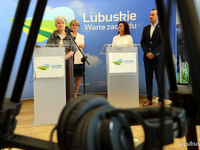 Elżbieta Anna Polak – Marszałek Województwa Lubuskiego, Katarzyna Lebiotkowska – prezes Lubuskiego Szpitala Specjalistycznego Pulmonologiczno-Kardiologicznego w Torzymiu, dr Marzenna Plucińska – prezes Okręgowej Izby Lekarskiej w Zielonej Górze,  Tomasz Sielicki – Burmistrz Świebodzina oraz Sebastian Ciemnoczołowski – Radny Województwa Lubuskiego podczas konferencji prasowej dot. rehabilitacji pocovidowej, szczepień przeciw grypie oraz pikników zdrowia organizowanych przez Urząd Marsza