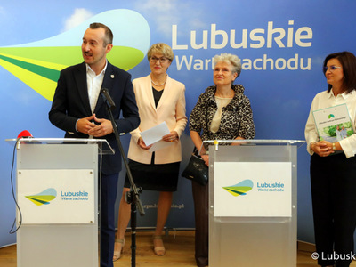Elżbieta Anna Polak – Marszałek Województwa Lubuskiego, Katarzyna Lebiotkowska – prezes Lubuskiego Szpitala Specjalistycznego Pulmonologiczno-Kardiologicznego w Torzymiu, dr Marzenna Plucińska – prezes Okręgowej Izby Lekarskiej w Zielonej Górze,  Tomasz Sielicki – Burmistrz Świebodzina oraz Sebastian Ciemnoczołowski – Radny Województwa Lubuskiego podczas konferencji prasowej dot. rehabilitacji pocovidowej, szczepień przeciw grypie oraz pikników zdrowia organizowanych przez Urząd Marsza