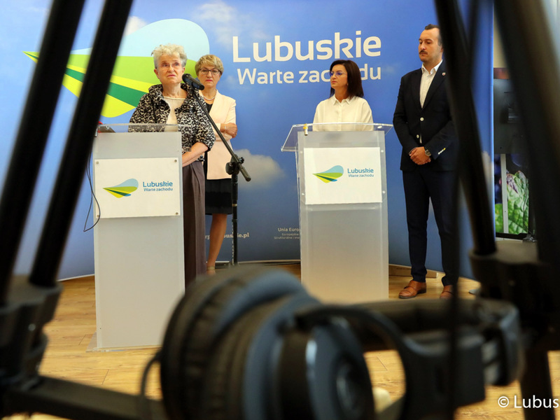 Elżbieta Anna Polak – Marszałek Województwa Lubuskiego, Katarzyna Lebiotkowska – prezes Lubuskiego Szpitala Specjalistycznego Pulmonologiczno-Kardiologicznego w Torzymiu, dr Marzenna Plucińska – prezes Okręgowej Izby Lekarskiej w Zielonej Górze,  Tomasz Sielicki – Burmistrz Świebodzina oraz Sebastian Ciemnoczołowski – Radny Województwa Lubuskiego podczas konferencji prasowej dot. rehabilitacji pocovidowej, szczepień przeciw grypie oraz pikników zdrowia organizowanych przez Urząd Marsza
