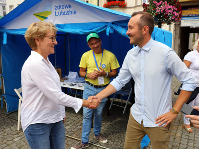 Lubuski Piknik Zdrowia w Świebodzinie. Na zdjęciu marszałek Elżbieta Anna Polak wita się z burmistrzem Świebodzina Tomaszem Sielickim