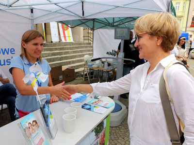 Marszałek Elżbieta Anna Polak (z prawek) na Lubuskim Pikniku Zdrowia w Świebodzinie