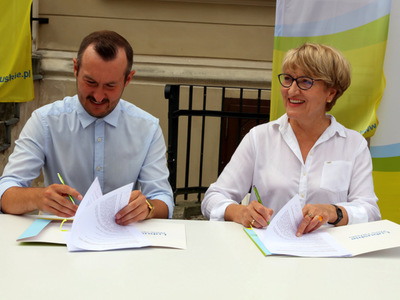 Lubuski Piknik Zdrowia w Świebodzinie. Na zdjęciu marszałek Elżbieta Anna Polak i burmistrz Świebodzina Tomasz Sielicki podpisali umowę na bezpłatne szczepienia przeciw grypie dla seniorów 