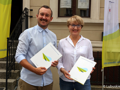 Lubuski Piknik Zdrowia w Świebodzinie. Na zdjęciu marszałek Elżbieta Anna Polak i burmistrz Świebodzina Tomasz Sielicki podpisali umowę na bezpłatne szczepienia przeciw grypie dla seniorów 