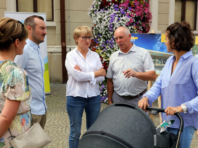Lubuski Piknik Zdrowia w Świebodzinie. Na zdjęciu marszałek Elżbieta Anna Polak (w środku), po prawej radny woj. lubuskiego, Zbigniew Jan Kołodziej, po lewej burmistrz Świebodzina, Tomasz Sielicki.