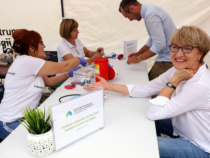 Lubuski Piknik Zdrowia w Świebodzinie. Z bezpłatnego badania skorzystała także marszałek Elżbieta Anna Polak (na zdjęciu).