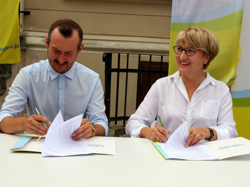 Lubuski Piknik Zdrowia w Świebodzinie. Na zdjęciu marszałek Elżbieta Anna Polak i burmistrz Świebodzina Tomasz Sielicki podpisali umowę na bezpłatne szczepienia przeciw grypie dla seniorów