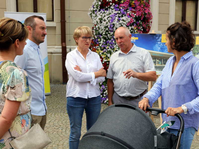 Lubuski Piknik Zdrowia w Świebodzinie. Na zdjęciu marszałek Elżbieta Anna Polak (w środku), po prawej radny woj. lubuskiego, Zbigniew Jan Kołodziej, po lewej burmistrz Świebodzina, Tomasz Sielicki.