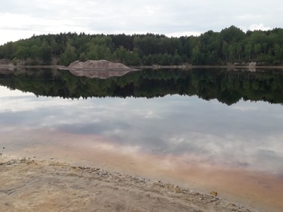 Afryka - największy zbiornik na terenie Geoparku Łuk Mużakowa (nazwa nawiązuje do podobnego kształtu zbiornika i tego kontynentu) i właśnie on został ukazany na moim zdjęciu. Przy linii brzegowej, na pierwszym planie, widoczne są charakterystyczne dla zbiorników na terenie geoparku różne odcienie wody (odczyn pH cieczy podobny jest do pH octu), które mają związek z wydobywanym na tamtym terenie w przeszłości węglem brunatnym, tak samo jak widoczne przy przeciwnym brzegu szare hałdy.