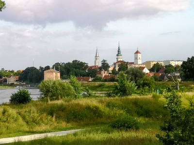 Bytom Odrzański - moje miasto. Nie trzeba wyjeżdżać, aby odpoczywać i podziwiać. Zdjęcie zrobione na wzniesieniu przy trakcie pruskim - widok na trzy wieże przy Odrze. Fot. Katarzyna Kurczyńska