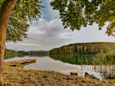 Łagów, widok na jezioro Trześniowskie z plaży przy pensjonacie SAGE. Jedno z najpiękniejszych miejsc w naszym województwie. Czysta woda, szum lasu, słońce odbijające się od tafli wody. Ostoja przyrody i jej piękna w pełni ukazuje się w tym miejscu. Fot. Klaudia Weronika Ajryś