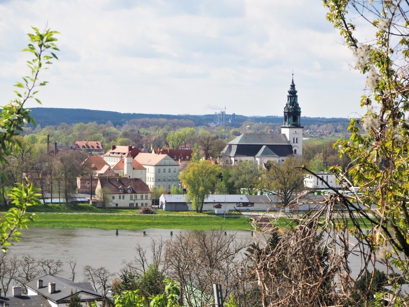 Krosno Odrzańskie, historyczna część miasta. Zamek to budowla z przełomu XII i XIII w. Był jedną z głównych rezydencji księcia piastowskiego Henryka I Brodatego, syna Bolesława Wysokiego i księżniczki niemieckiej Krystyny. Kościół - kościół pw. Św. Jadwigi Śląskiej, który powstał na zrębie świątyni ufundowanej przez księżnę Jadwigę Śląską. Fot. Małgorzata Kucikiewicz.