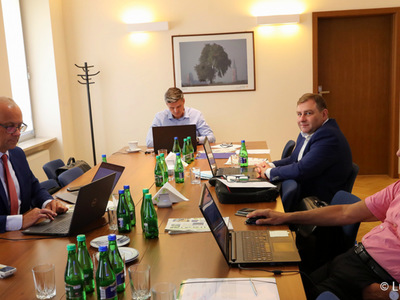 Członek Zarządu Województwa Lubuskiego, Marcin Jabłoński (z lewej), radny wojewódzki, Sebastian  Ciemnoczołowski (w jasnej koszuli), radny wojewódzki, Grzegorz Potęga (drugi z prawej) oraz Wiceprzewodniczący Sejmiku Województwa Lubuskiego, Jerzy Wierchowicz podczas lipcowej, XXXIV Sesji Sejmiku Województwa Lubuskiego.