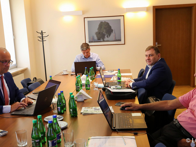Członek Zarządu Województwa Lubuskiego, Marcin Jabłoński (z lewej), radny wojewódzki, Sebastian  Ciemnoczołowski (w jasnej koszuli), radny wojewódzki, Grzegorz Potęga (drugi z prawej) oraz Wiceprzewodniczący Sejmiku Województwa Lubuskiego, Jerzy Wierchowicz podczas lipcowej, XXXIV Sesji Sejmiku Województwa Lubuskiego.