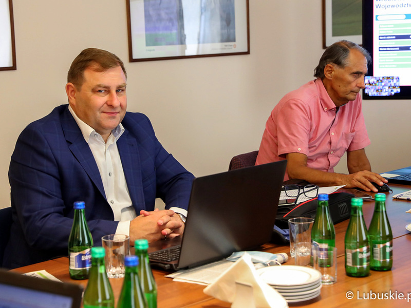 Radny wojewódzki, Grzegorz Potęga (z lewej) oraz Wiceprzewodniczący Sejmiku Województwa Lubuskiego, Jerzy Wierchowicz podczas lipcowej, XXXIV Sesji Sejmiku Województwa Lubuskiego