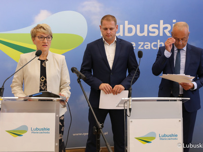 Konferencja prasowa poświęcona lubuskim propozycjom do Polskiego Ładu z udziałem marszałek Elżbiety Anny Polak, wicemarszałka Łukasza Poryckiego (w środku)  oraz członka zarządu Marcina Jabłońskiego (obok).
