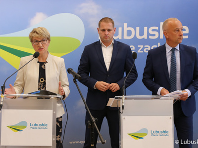 Konferencja prasowa poświęcona lubuskim propozycjom do Polskiego Ładu z udziałem marszałek Elżbiety Anny Polak, wicemarszałka Łukasza Poryckiego (w środku)  oraz członka zarządu Marcina Jabłońskiego (obok).
