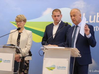 Konferencja prasowa poświęcona lubuskim propozycjom do Polskiego Ładu. Z prawej członek zarządu Marcin Jabłoński. Obok stoją marszałek Elżbieta Anna Polak oraz wicemarszałek Łukasz Porycki.