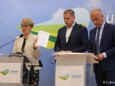 Konferencja prasowa poświęcona lubuskim propozycjom do Polskiego Ładu z udziałem marszałek Elżbiety Anny Polak, wicemarszałka Łukasza Poryckiego (w środku)  oraz członka zarządu Marcina Jabłońskiego (obok).
