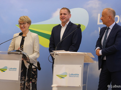 Konferencja prasowa poświęcona lubuskim propozycjom do Polskiego Ładu z udziałem marszałek Elżbiety Anny Polak, wicemarszałka Łukasza Poryckiego (w środku)  oraz członka zarządu Marcina Jabłońskiego (obok).

