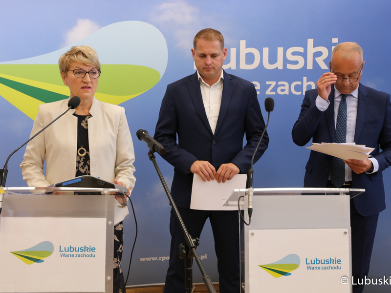 Konferencja prasowa poświęcona lubuskim propozycjom do Polskiego Ładu z udziałem marszałek Elżbiety Anny Polak, wicemarszałka Łukasza Poryckiego (w środku)  oraz członka zarządu Marcina Jabłońskiego (obok).