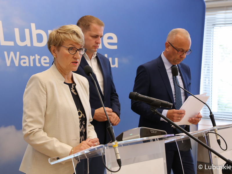 Konferencja prasowa poświęcona lubuskim propozycjom do Polskiego Ładu. Przy mikrofonie marszałek Elżbieta Anna Polak. Z tyłu  wicemarszałek Łukasz Porycki oraz członek zarządu, Marcin Jabłoński.