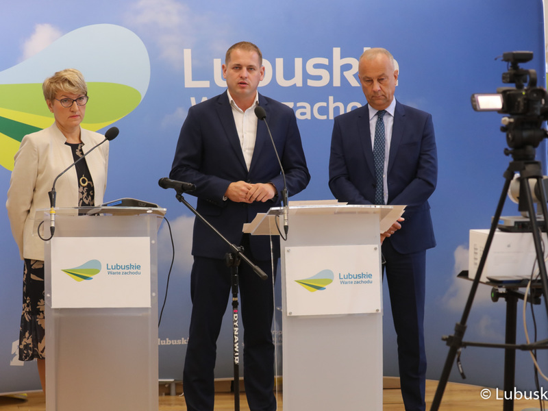 Konferencja prasowa poświęcona lubuskim propozycjom do Polskiego Ładu z udziałem marszałek Elżbiety Anny Polak, wicemarszałka Łukasza Poryckiego (w środku)  oraz członka zarządu Marcina Jabłońskiego (obok).