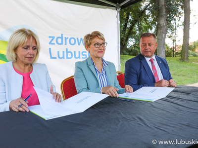 Danuta Madej, Elżbieta Anna Polak, Leszek Mrożek podczas podpisywania umowy na dofinansowanie szczepień na grypę dla seniorów