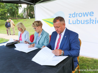 Danuta Madej, Elżbieta Anna Polak, Leszek Mrożek podczas podpisywania umowy na dofinansowanie szczepień na grypę dla seniorów