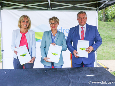 Danuta Madej, Elżbieta Anna Polak, Leszek Mrożek podczas podpisywania umowy na dofinansowanie szczepień na grypę dla seniorów
