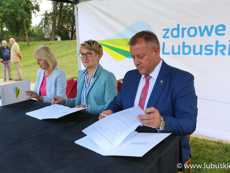 Danuta Madej, Elżbieta Anna Polak, Leszek Mrożek podczas podpisywania umowy na dofinansowanie szczepień na grypę dla seniorów