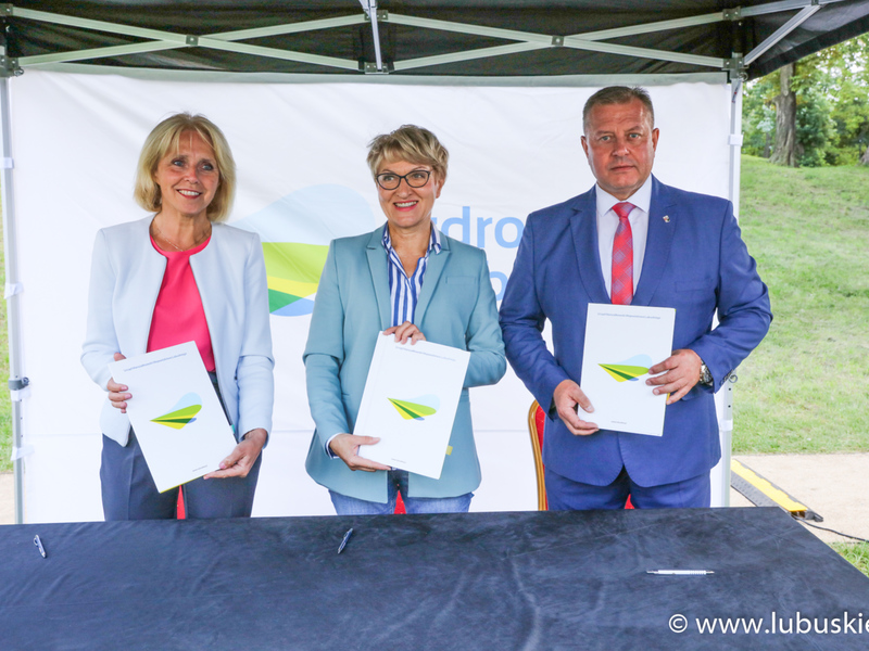 Danuta Madej, Elżbieta Anna Polak, Leszek Mrożek podczas podpisywania umowy na dofinansowanie szczepień na grypę dla seniorów